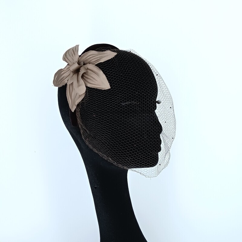 Bruine velours diadeem met orchidee en vintage voillette