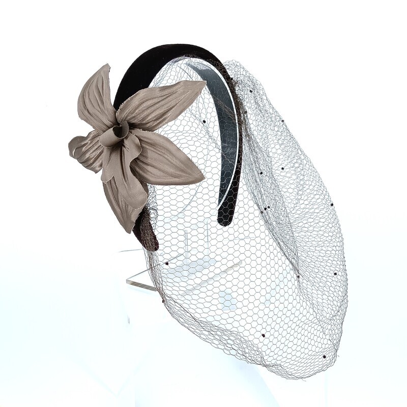 Bruine velours diadeem met orchidee en vintage voillette
