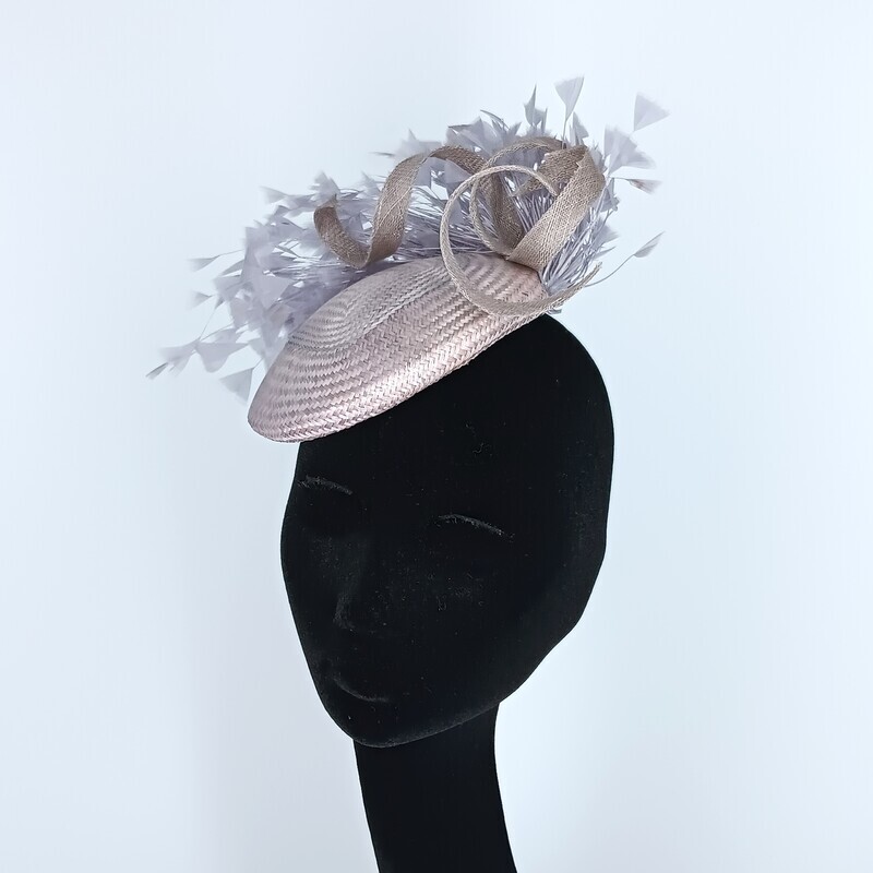 Buntal fascinator in koel rose met fijne veren en swirl