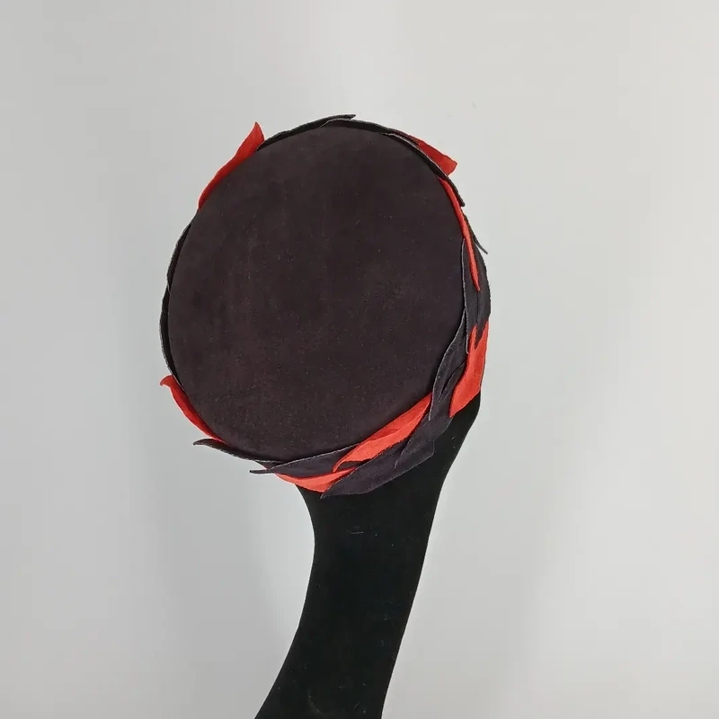 Pillbox in antraciet en rood suede
