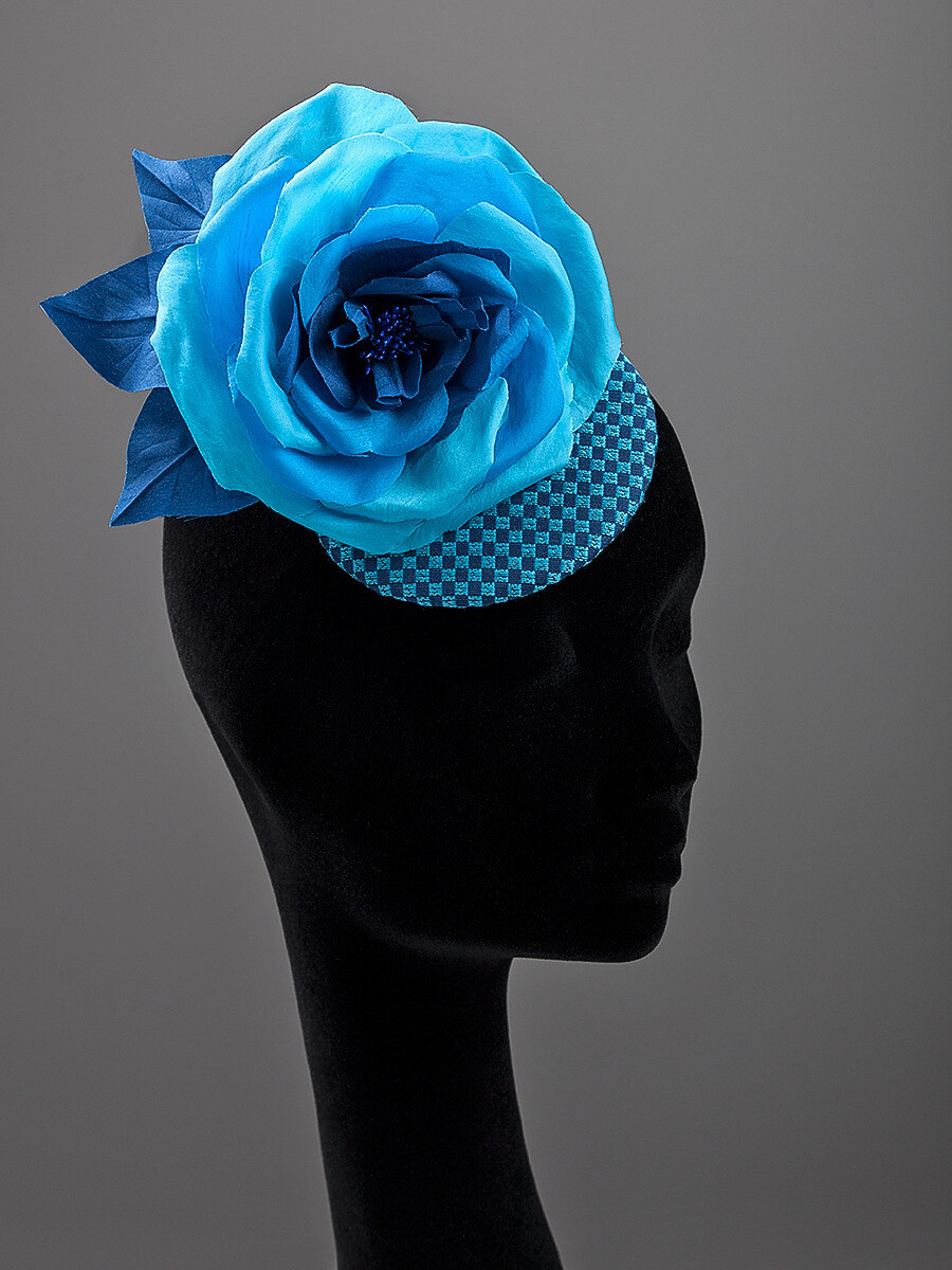 fascinator hoed met 1 blauwe roos