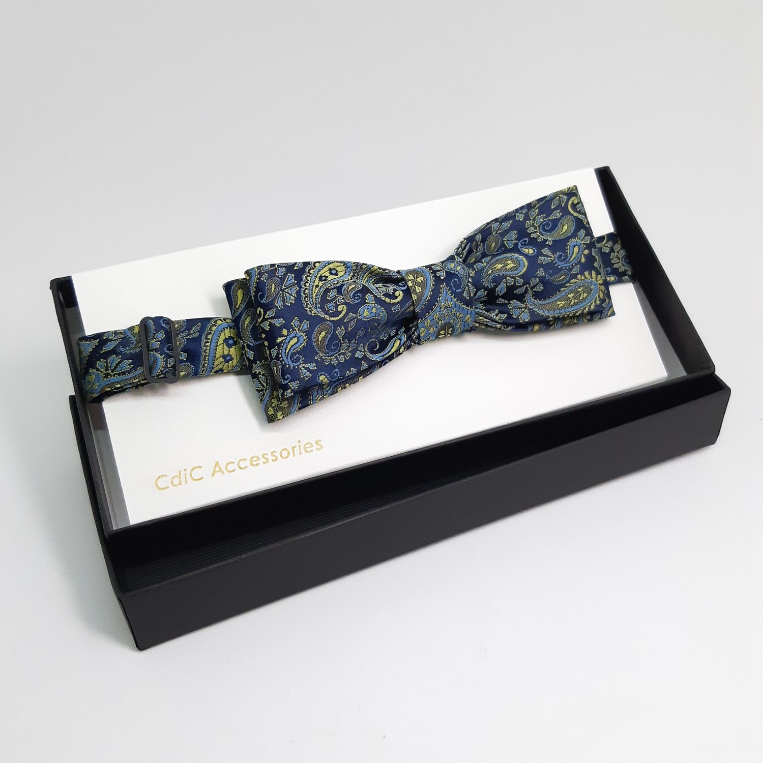 Vlinderdas, donker blauw met geel paisley motief