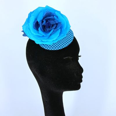 Fascinator met 1 roos in blauw