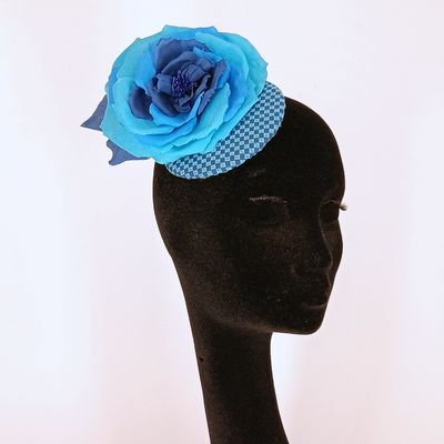 Fascinator met 1 roos in blauw