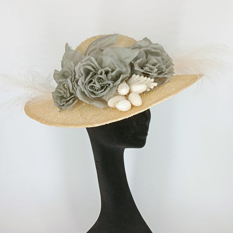 Hoed in parelstro met bloemen en veren