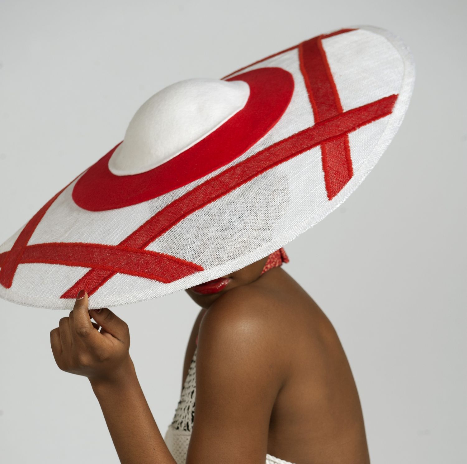 Grote &quot;saucer&quot;-hoed in wit en rood