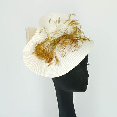 Witte fascinator op diadeem met gouden sierpluim