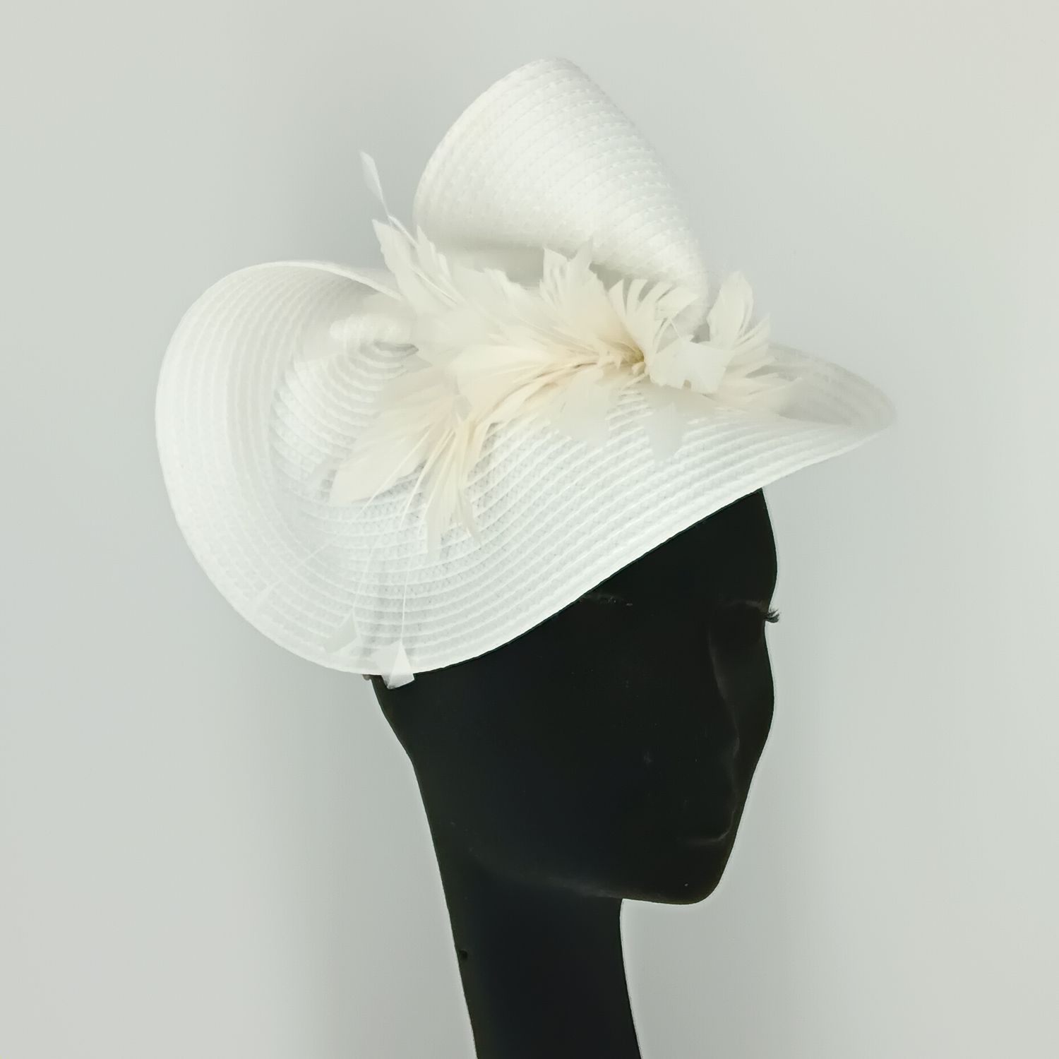 Fascinator met witte veren op diadeem