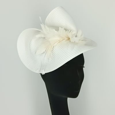 Fascinator met witte veren op diadeem