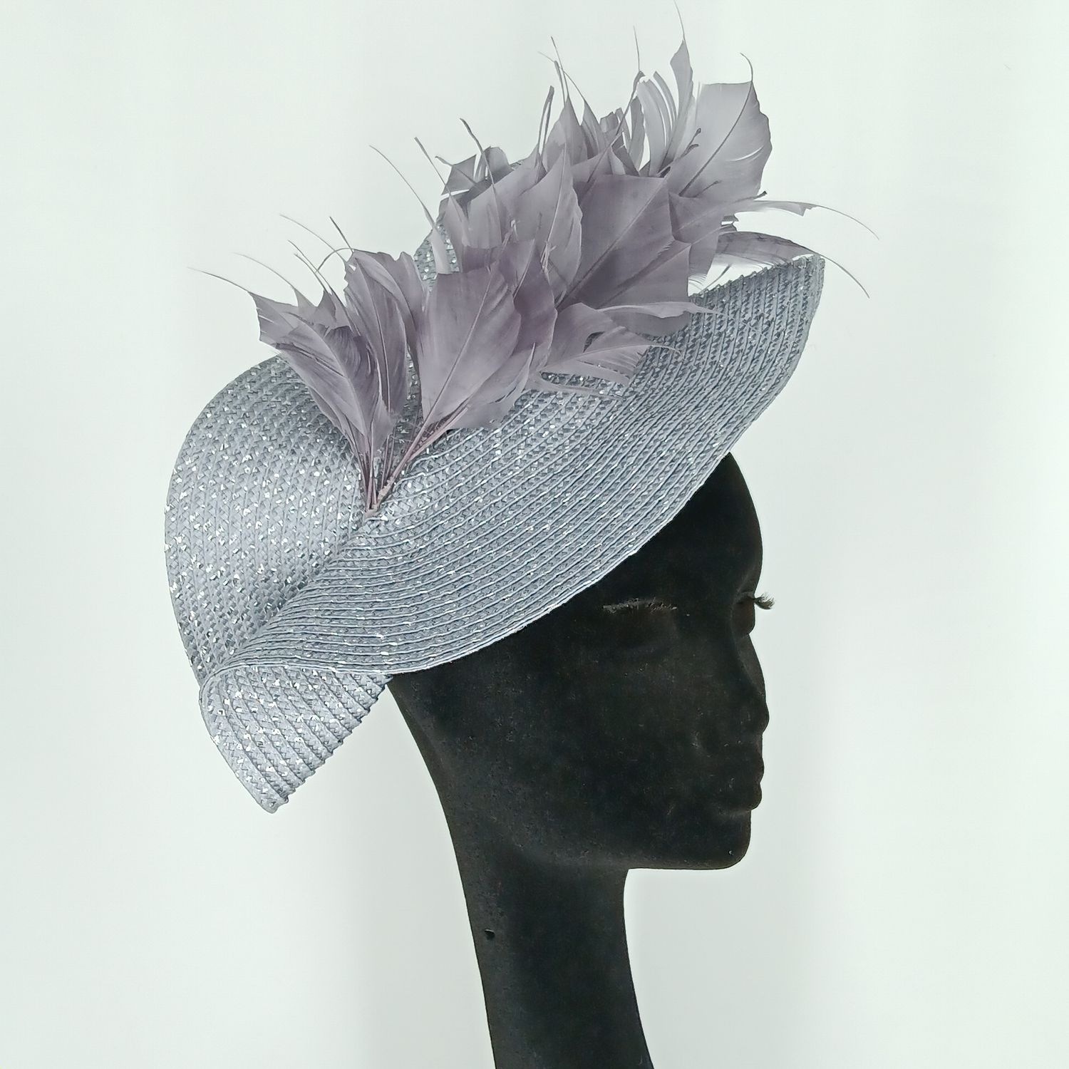 Fascinator in zilver grijs met veren op diadeem