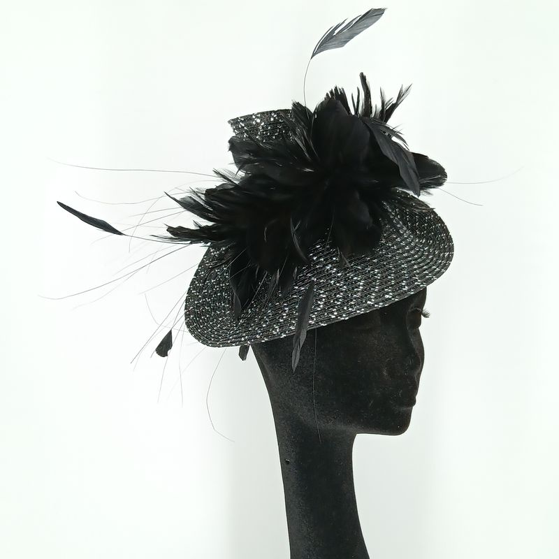 Fascinator in zwart en zilver met veren op diadeem