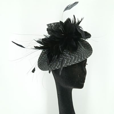 Fascinator in zwart en zilver met veren op diadeem