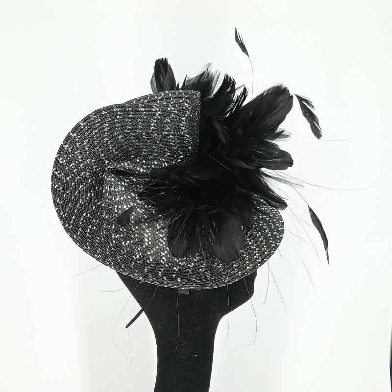 Fascinator in zwart en zilver met veren op diadeem
