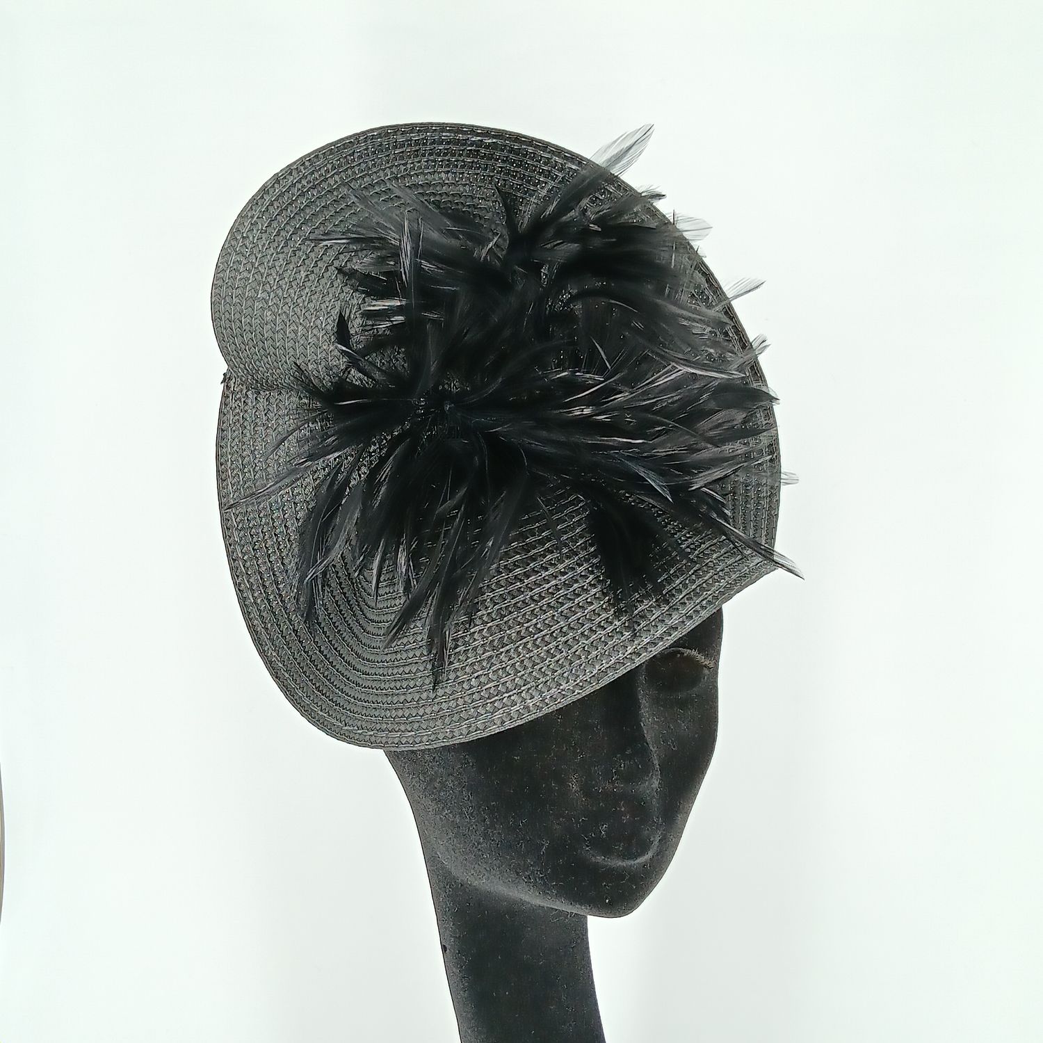Fascinator in zwart met veren op diadeem