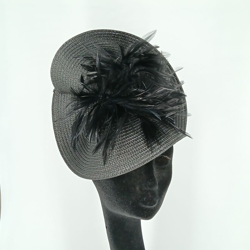 Fascinator in zwart met veren op diadeem
