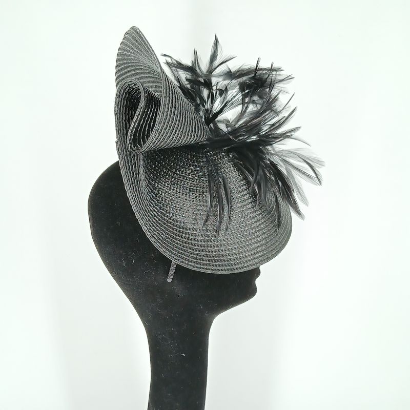 Fascinator in zwart met veren op diadeem