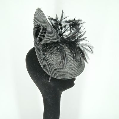 Fascinator in zwart met veren op diadeem