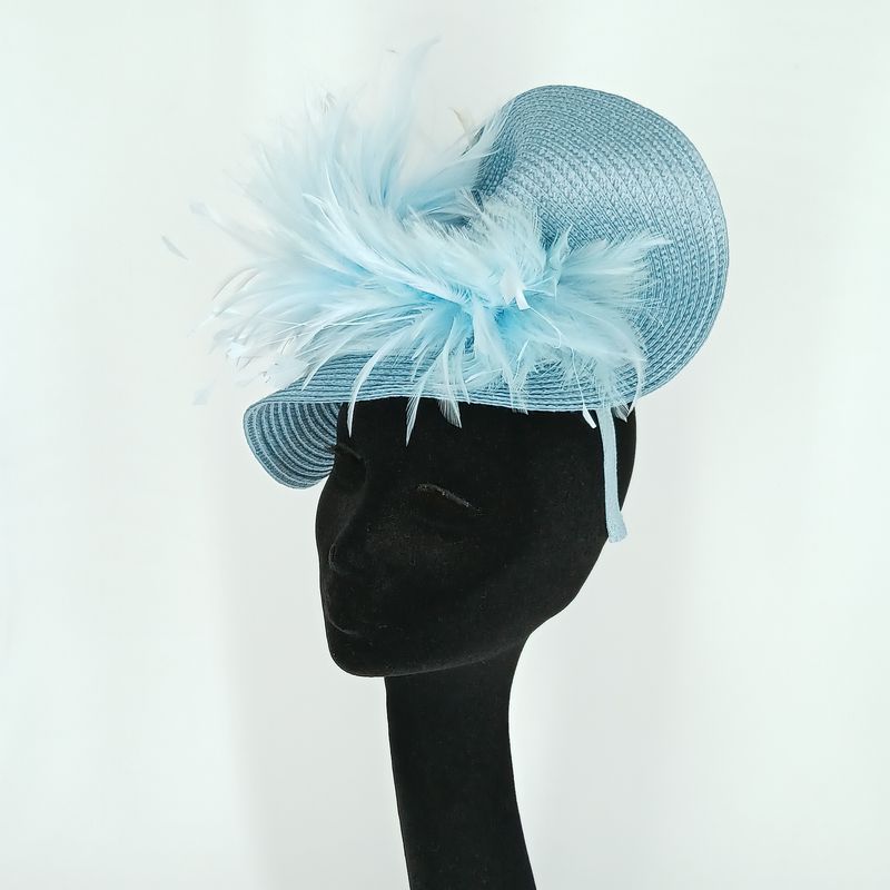 Fascinator in hemels blauw met veren op diadeem