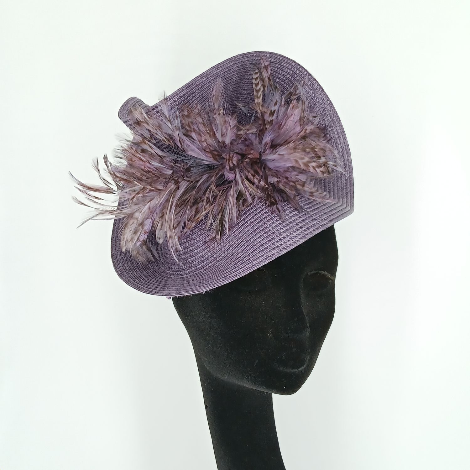 Fascinator in lilla met veren op diadeem