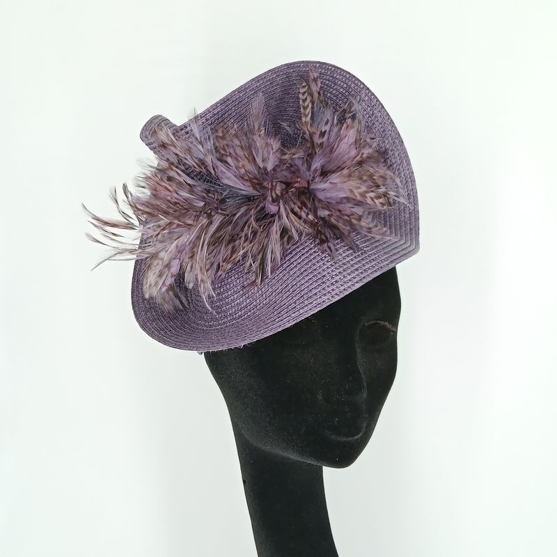 Fascinator in lilla met veren op diadeem Fascinator in lilla met veren op diadeem