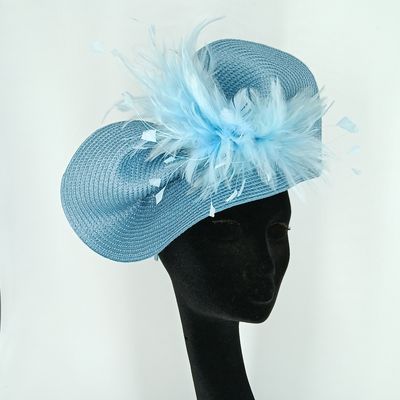 Fascinator in hemels blauw met veren op diadeem