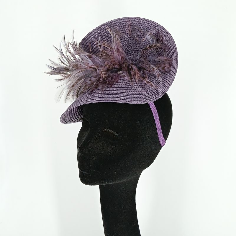 Fascinator in lilla met veren op diadeem