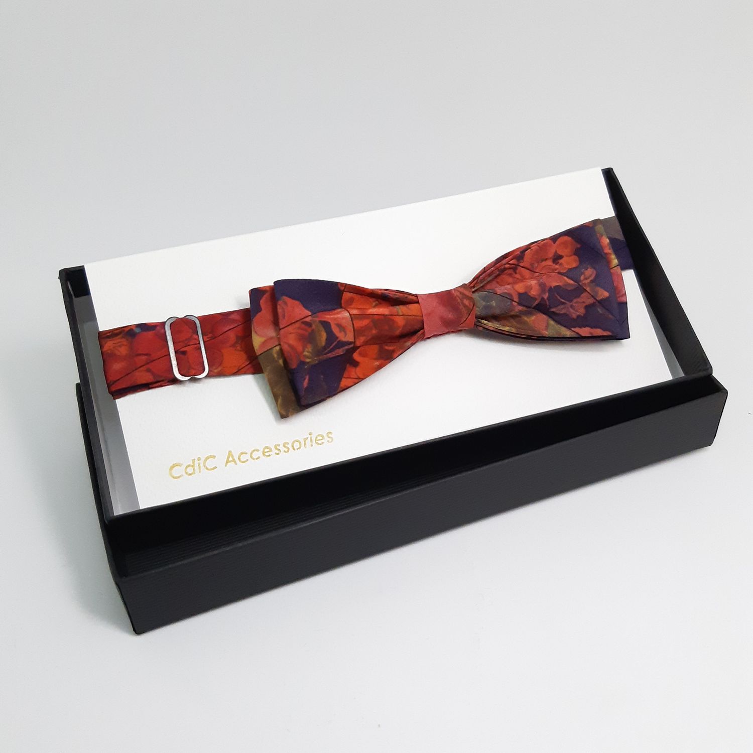 Vlinderdas, rood en paars abstract