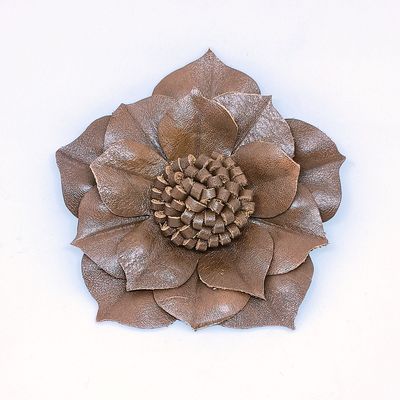 Leder broche - fantasie bloem - warm bruin