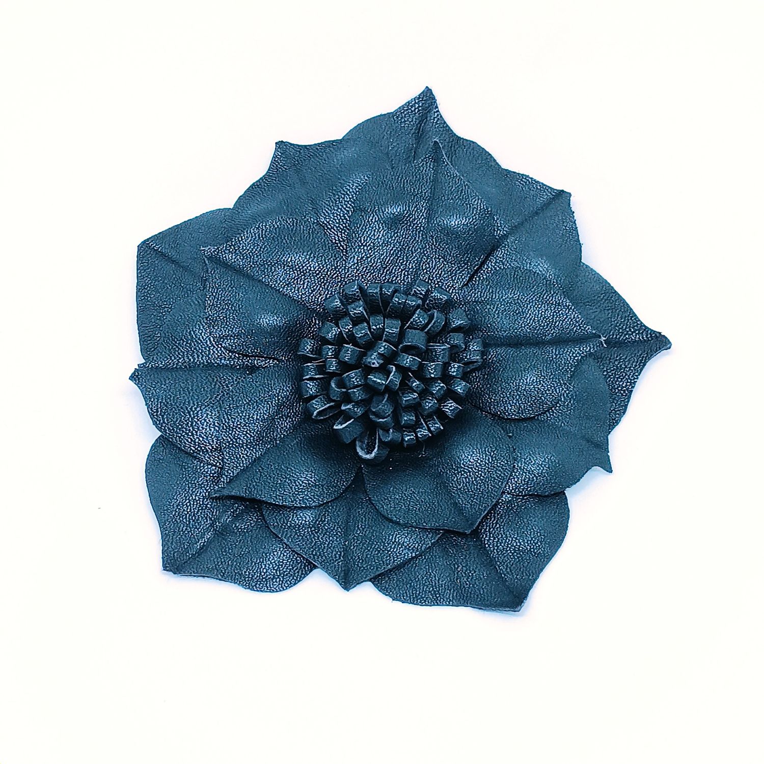 Leder broche - fantasie bloem - navy blauw