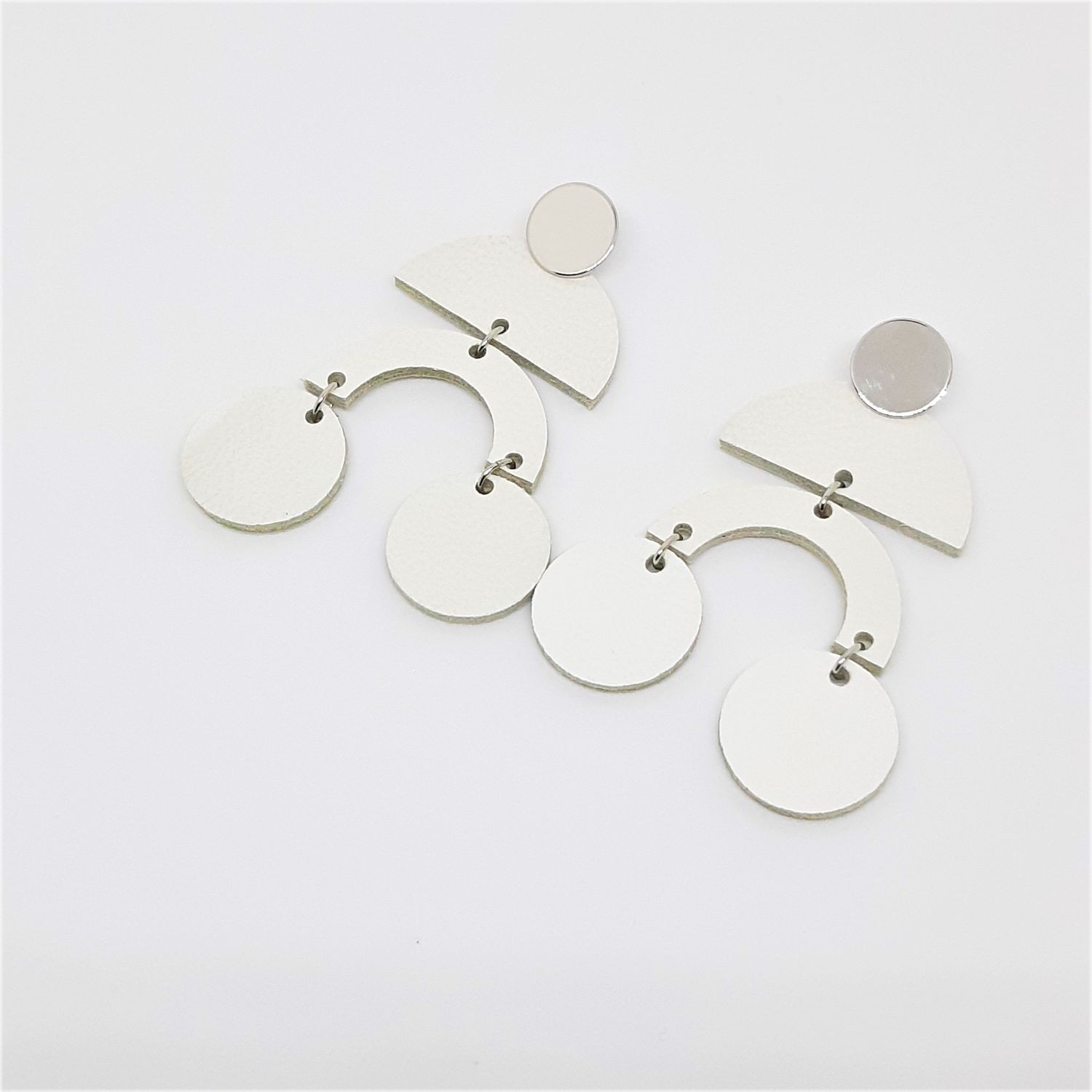 Statement oorbellen met boogjes en bolletjes - zilver en wit leder - L: 7,5cm
