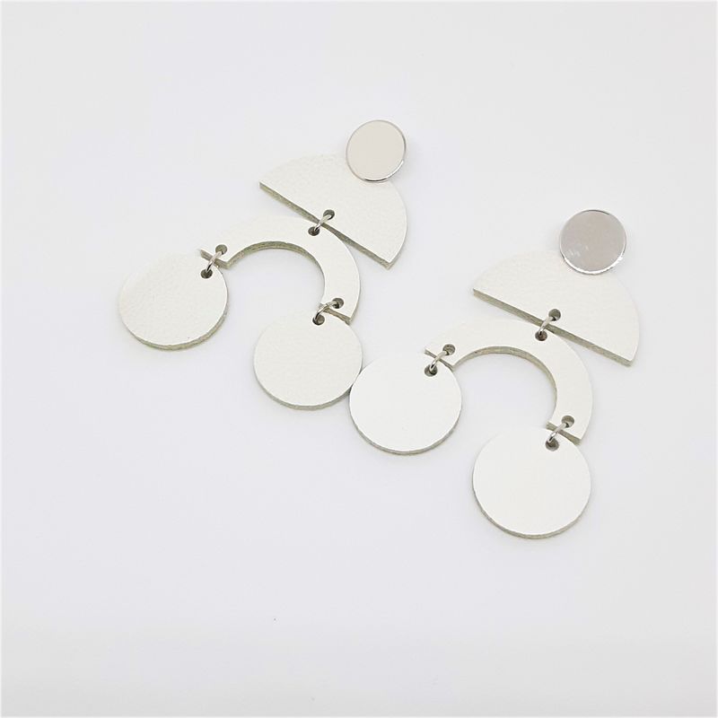 Statement oorbellen met boogjes en bolletjes - zilver en wit leder - L: 7,5cm