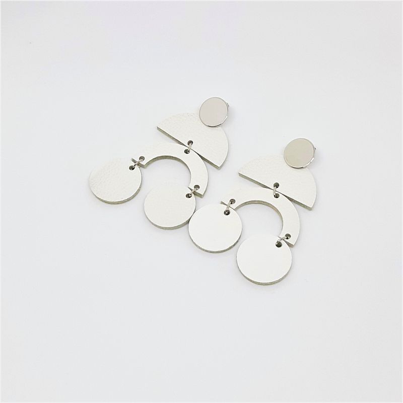 Statement oorbellen met boogjes en bolletjes - zilver en wit leder - L: 7,5cm