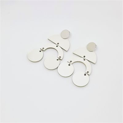 Statement oorbellen met boogjes en bolletjes - zilver en wit leder - L: 7,5cm