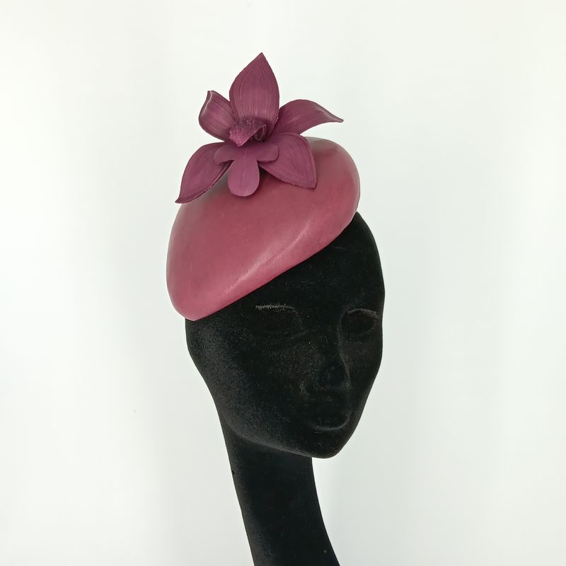 Teardrop Fascinator met Orchidee in Leder en Zijde art 297.52