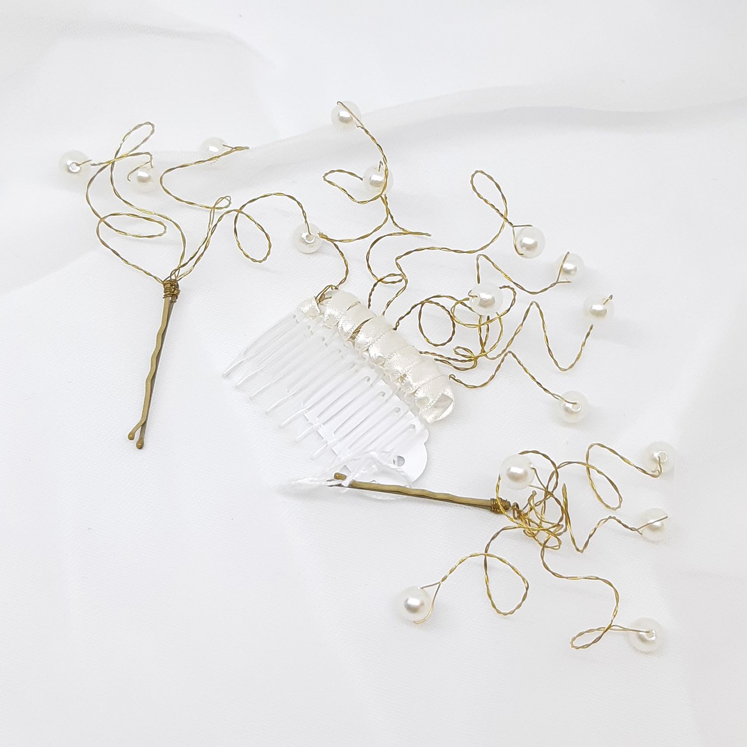 Haarjuweel - parelkam met goudkleurige spiralen en 2 bobbypins