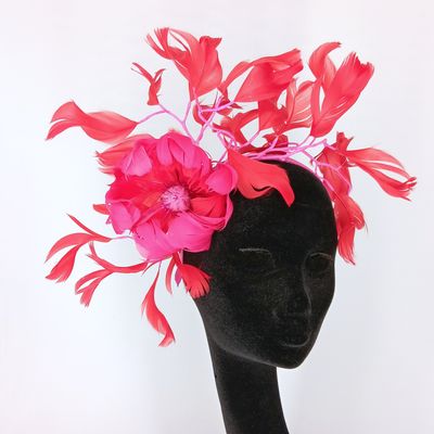 Fascinator in rood met weelderige veren