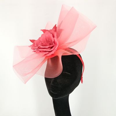 Crinoline fascinator met grote roze  roos