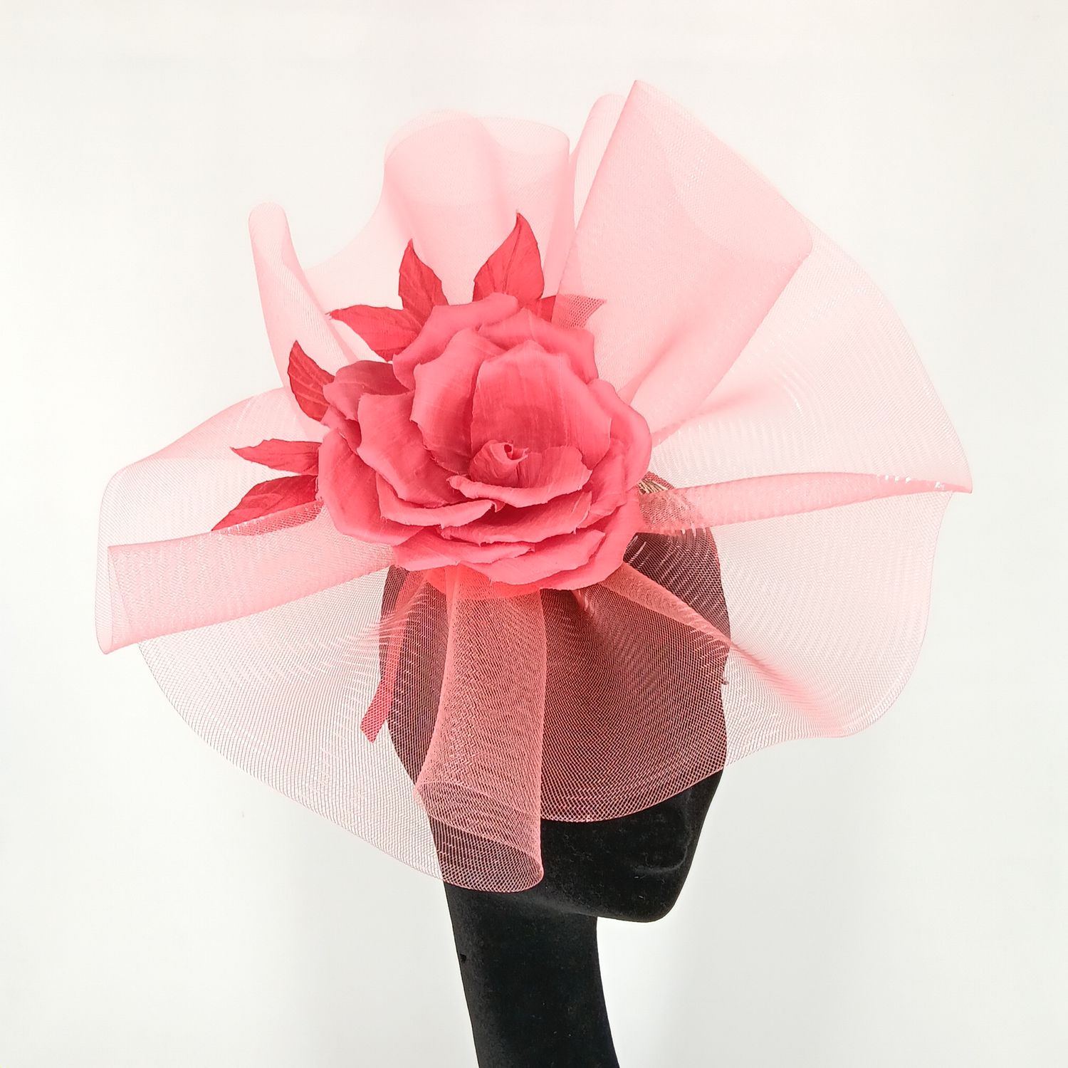 Crinoline fascinator met grote roze  roos