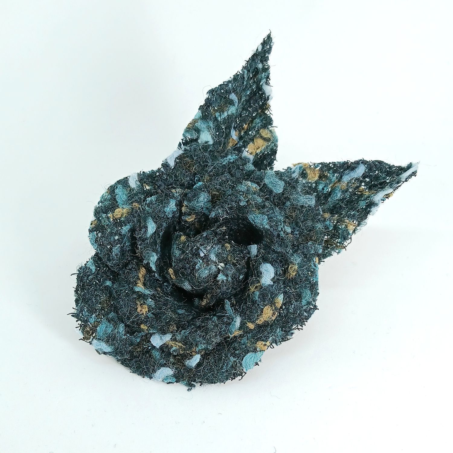 Camelia broche in blauwe bouclé