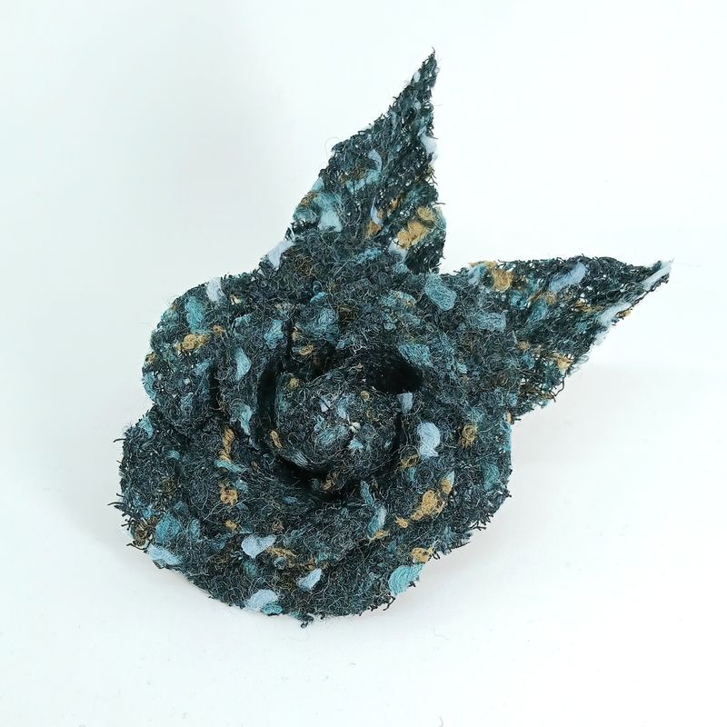 Camelia broche in blauwe bouclé