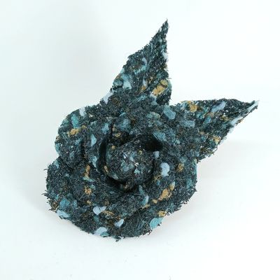 Camelia broche in blauwe bouclé