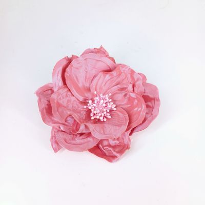 Broche - open roos in roze satijn - diam 12cm Broche - open roos in roze satijn - diam 12cm
