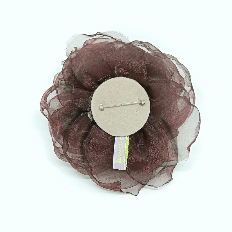 Grote organza bloem broche in diep bordeau