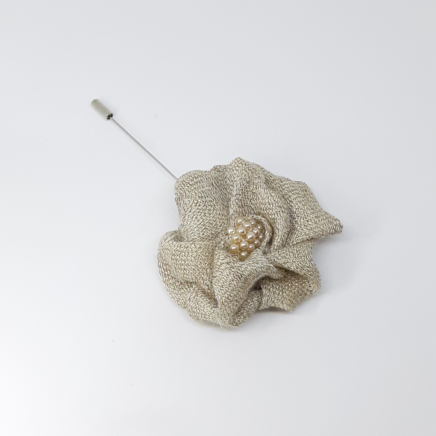 Bloem in ruwe beige katoen op broche lapel speld