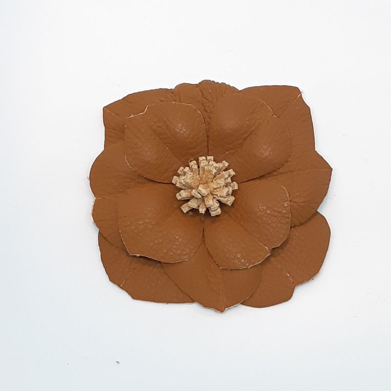 Leder broche - platte bloem - zacht bruin