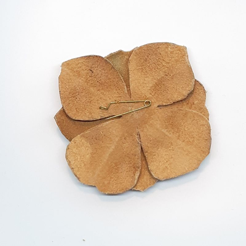 Leder broche - platte bloem - zacht bruin