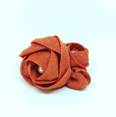 Broche met trosje bloemen en gepareld hart - baksteenkleur