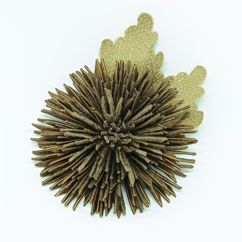 Grote leder goudbruine chrisant bloem broche met magneetsluiting