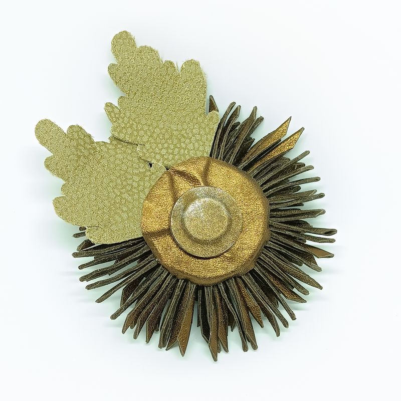 Grote leder goudbruine chrisant bloem broche met magneetsluiting