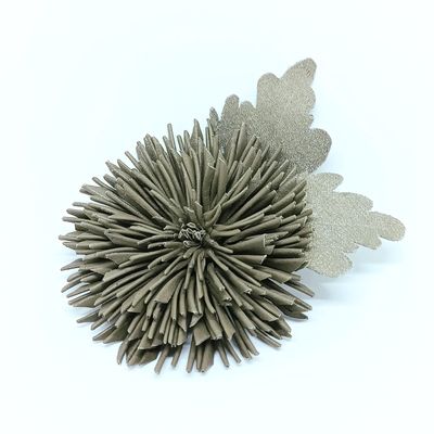 Grote leder taupkleurige chrisant bloem broche met magneetsluiting